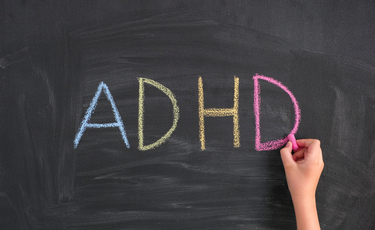 Tablica z napisanym kredą słowem ADHD