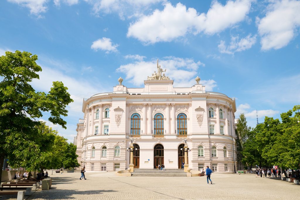 Jasny front budynku kampusu Politechniki Warszawskiej